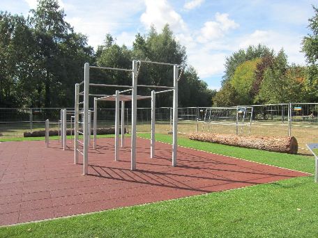 Bild zeigt die Calisthenics-Anlage auf der Friedberger Seewiese